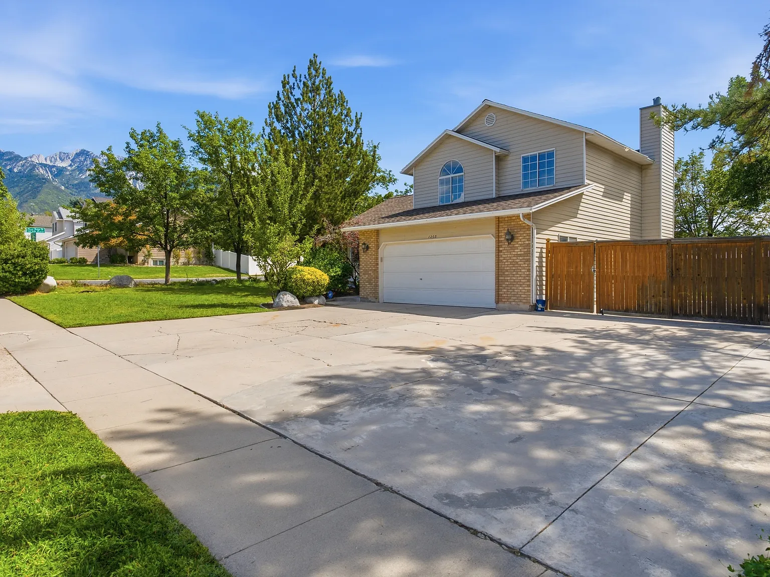 5 bed, 1947 sqft, $3,150 — Photo 3