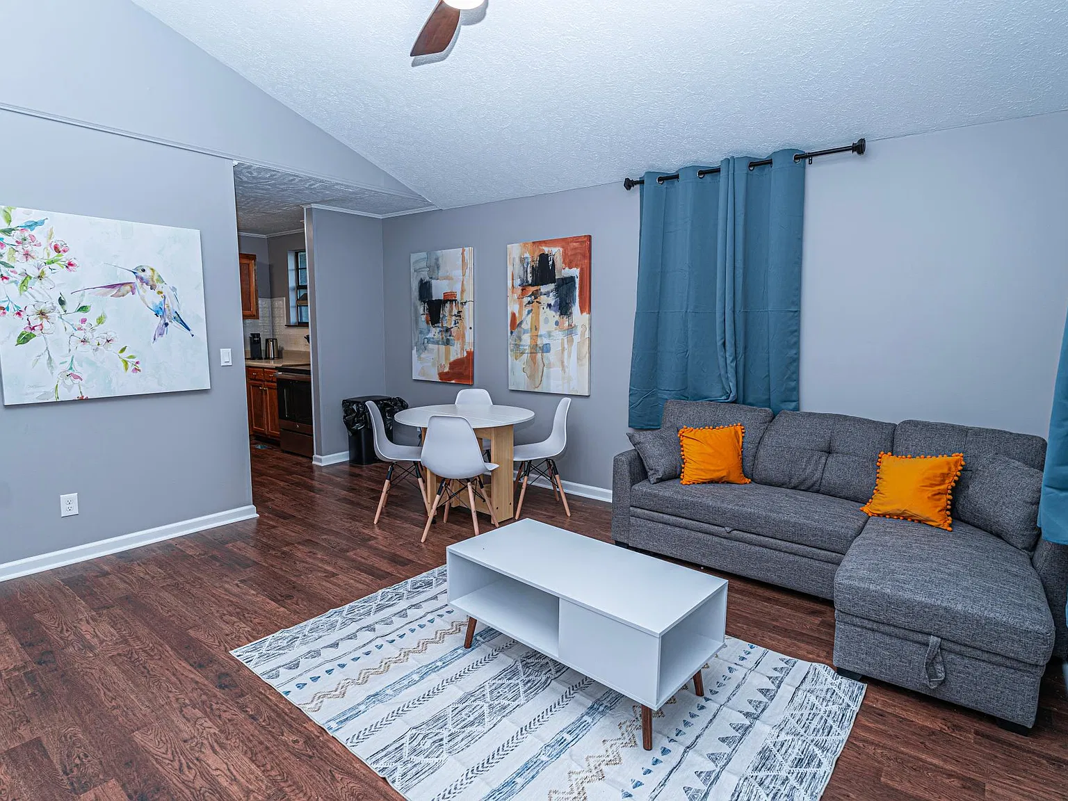 2 bed, 700 sqft, $1,895 — Photo 1