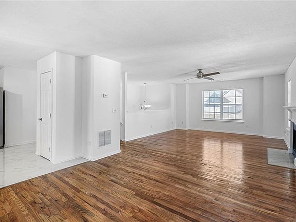 3rd image of 6132 Christopher Ter