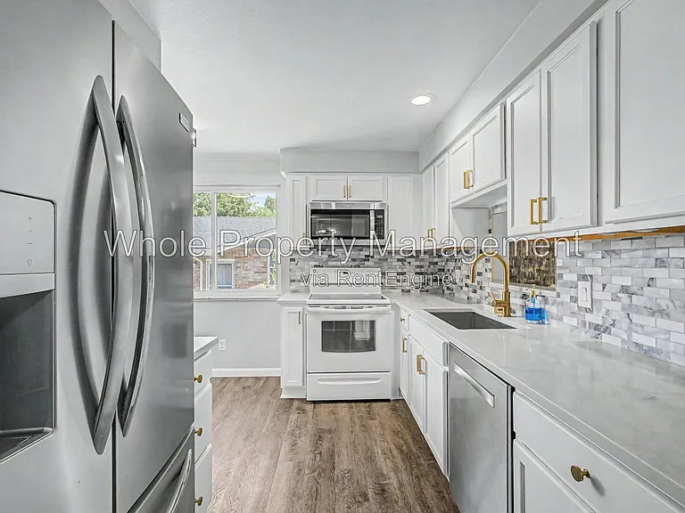 3404 S Clinton Ct — Photo 4