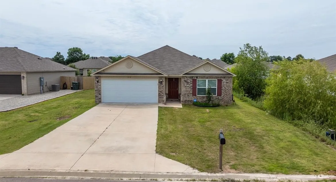 3 bed, 1364 sqft, $1,550 — Photo 1