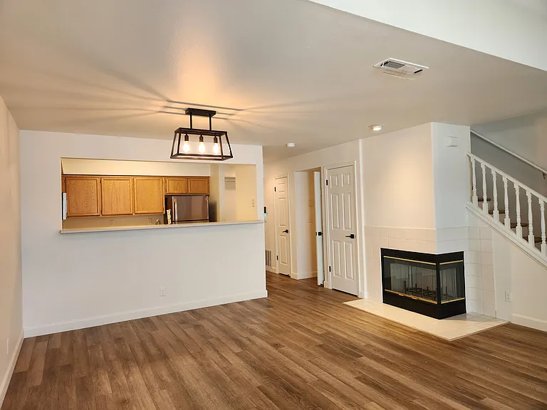 539 Torrey Pine Ln — Photo 10