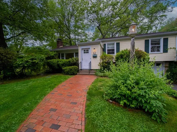 83 Darling St, Warwick, RI 02886