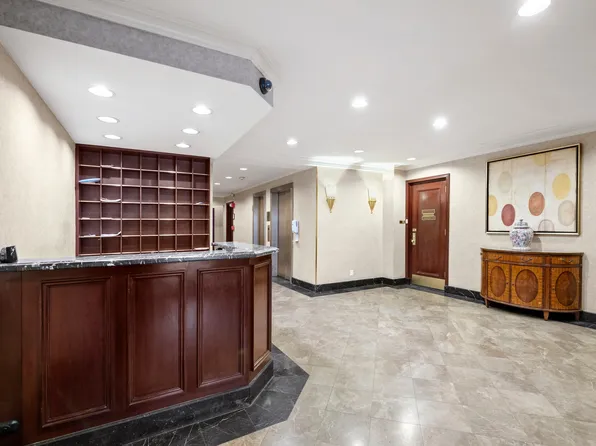 121 East 60th Street image 10 of 11