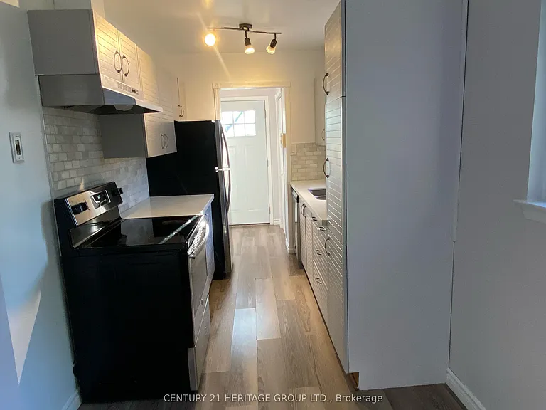 779 Greenfield Cres #MAIN — Photo 6