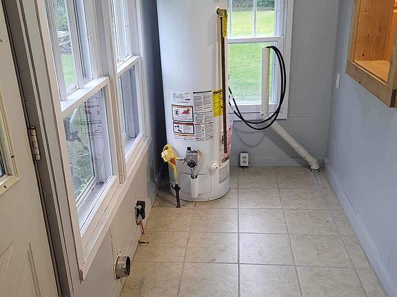 Entryway with washer and dryer hookups