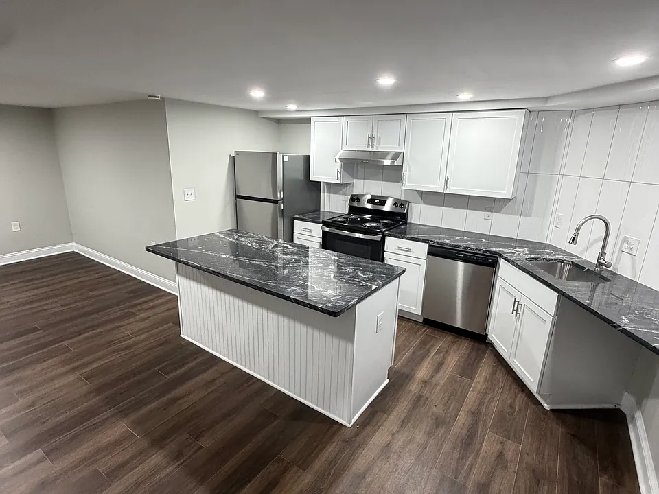 E Grand Blvd
