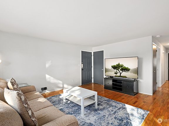 4th image of 913 E 59th Street