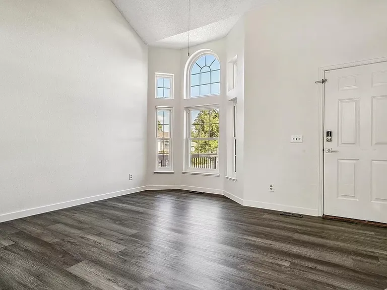 6945 Ashley Dr — Photo 7