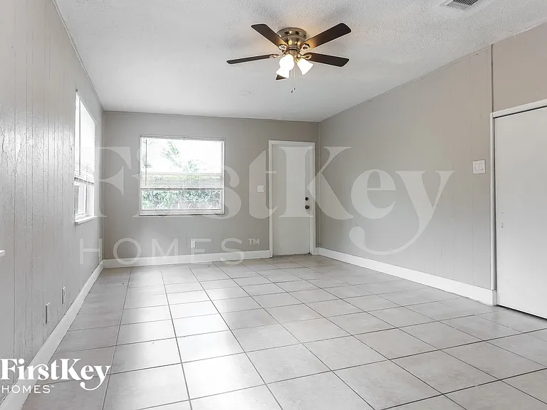 4531 NE 5th Ave — Photo 4