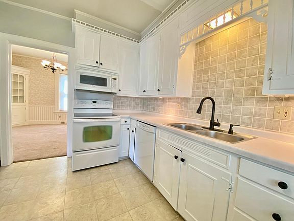 2nd image of 218 Phelps St E