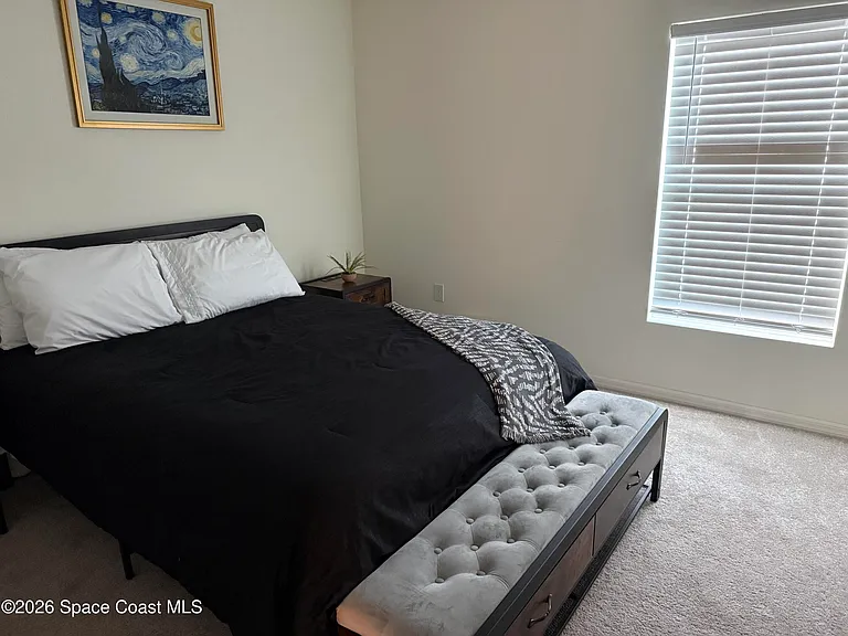 593 Haleybury St SW — Photo 9