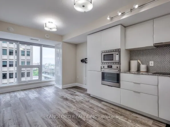 955 Bay St, Toronto, ON