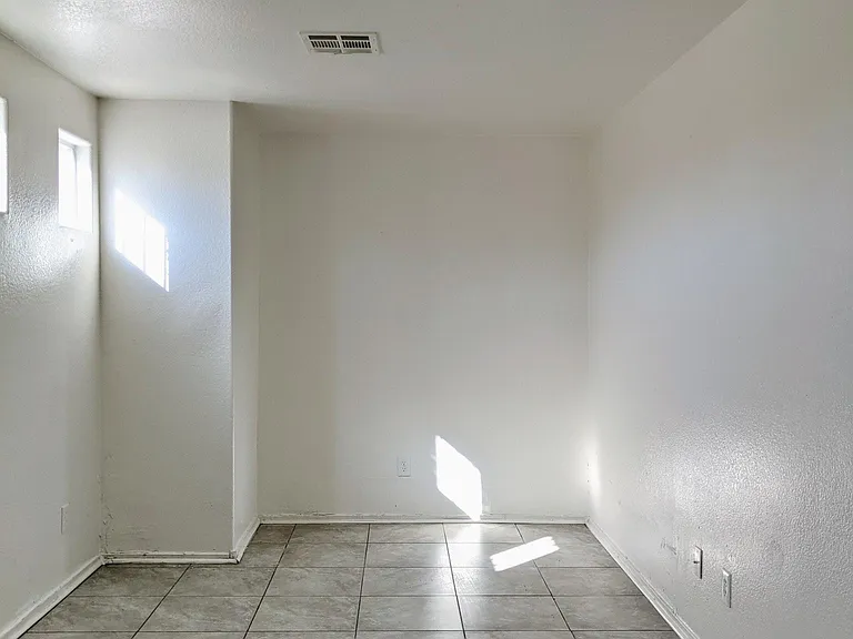 2117 Clancy St — Photo 5