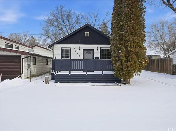 1058 Hochelaga STREET W, Moose Jaw, SK S6H 2H9