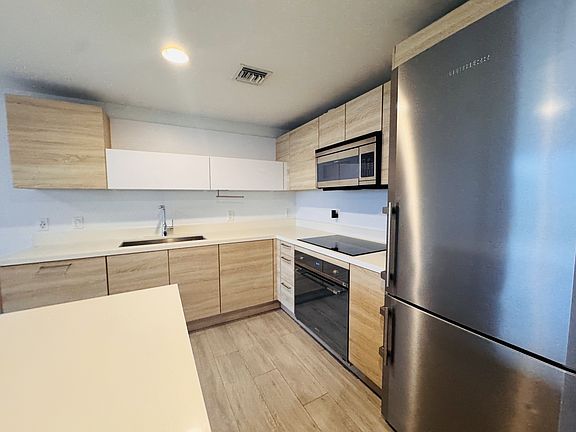 2nd image of 16385 Biscayne Blvd Unit 1204