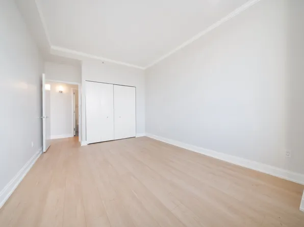 140 Riverside Boulevard image 6 of 28