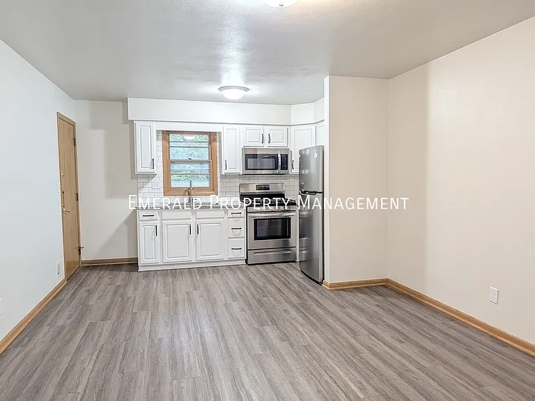 562 N Mulford Rd #4 — Photo 4