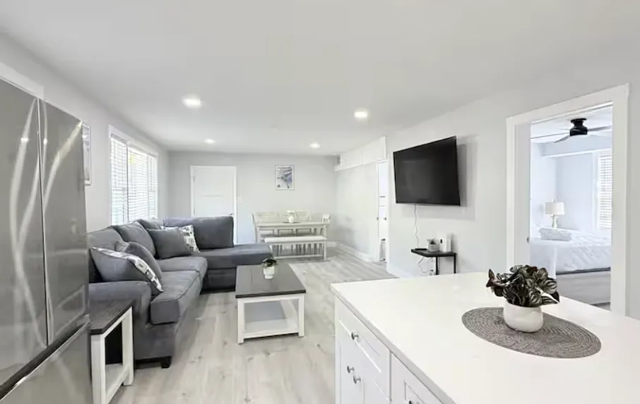 3 bed, 1050 sqft, $2,100 — Photo 3