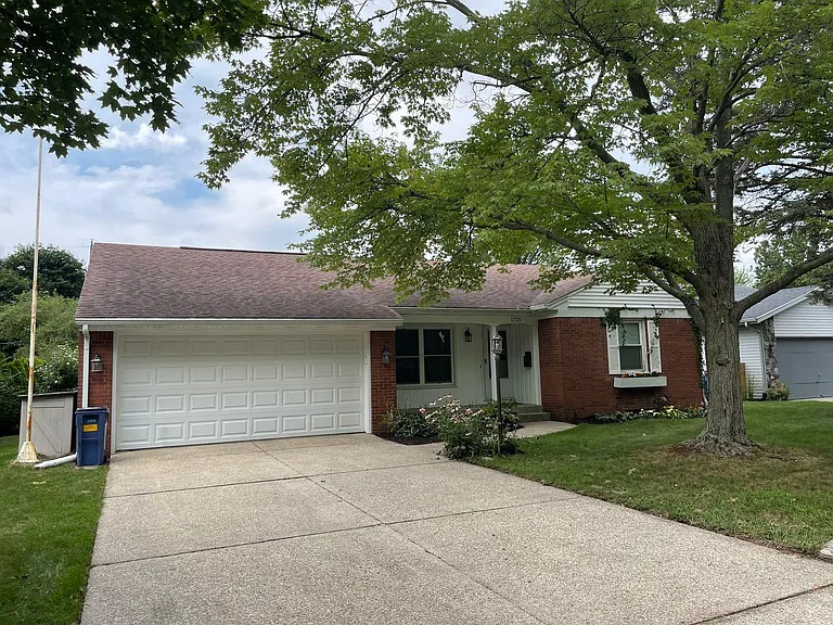 1725 Hiawatha Dr SE — Photo 1