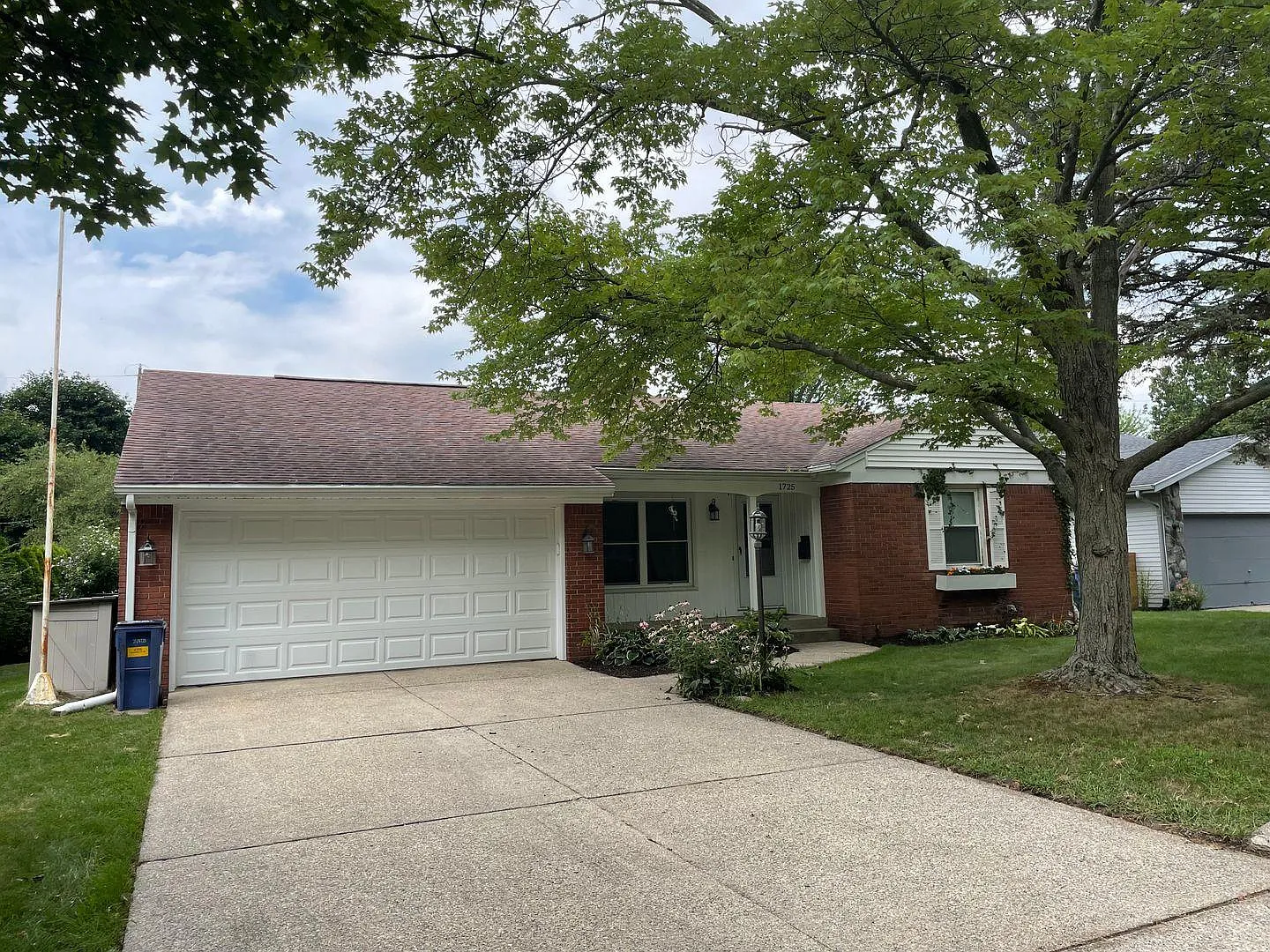 1725 Hiawatha Dr SE photo 1