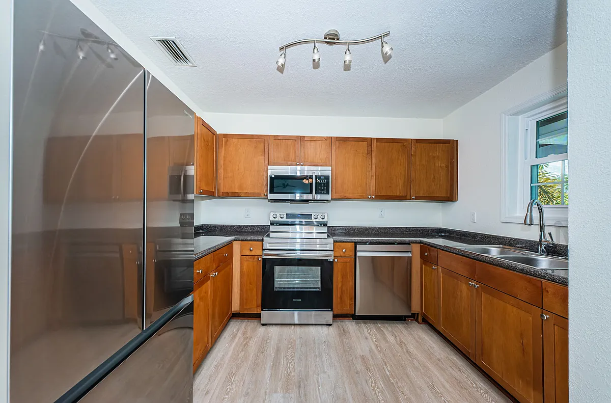 Building Photo - 251 Pompano Dr SE #D
