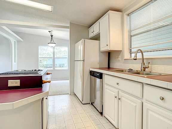 5th image of 41 Bluewater Lake Cir