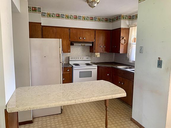3rd image of 1220 W Oak St