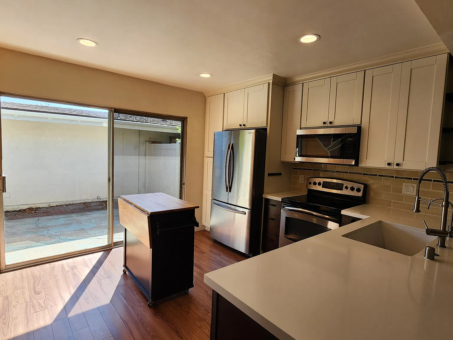 2 bed, 954 sqft, $3,000 — Photo 1