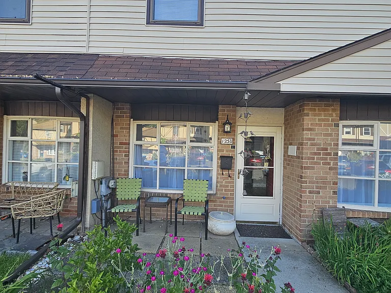 1258 Lisa Dr — Photo 2