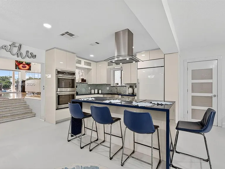 317 S Riverside Dr — Photo 5
