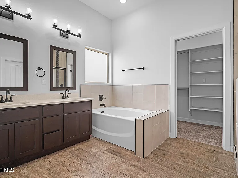 979 Airship Pl — Photo 30