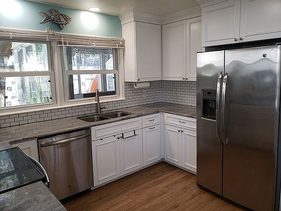 5th image of 608 Surfside Ave