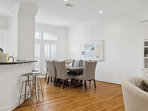 3rd image of 2638 Wroxton Rd