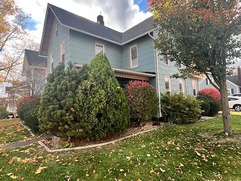 137 Main St N — Photo 3
