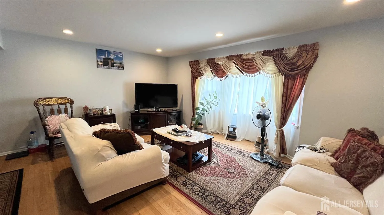 5 bed, 3.0 bath, 2512 sqft, $4,000 — Photo 2