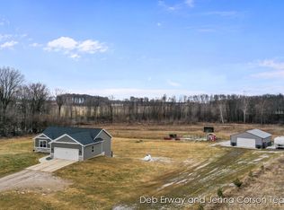 1216 Old Barn Ln, Freeport, MI 49325