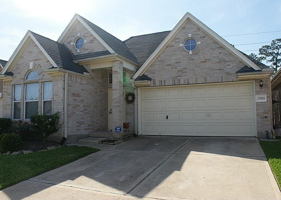 1st image of 15919 Collinsville Dr