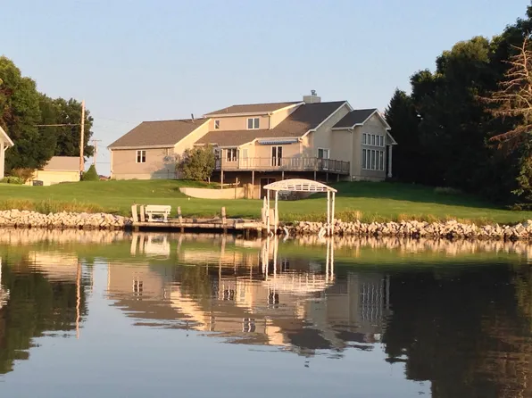 700 S Shore Dr, Hastings, NE 68901
