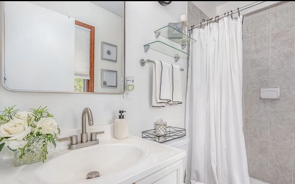 1 bed, 1.5 bath, 1967 sqft, $1,250 — Photo 2