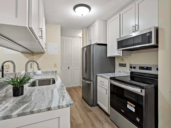 2800 Hamline Ave N APT 112, Roseville, MN 55113