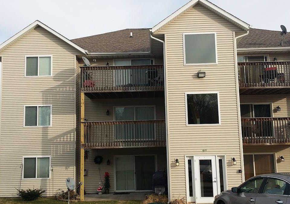 2nd Floor Lovely 2 BR Condo with deck!