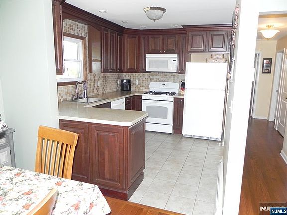 3rd image of 16 Seiler Ct