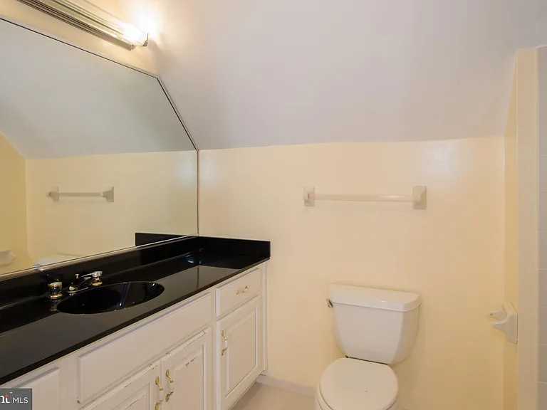 42 Governors Ln — Photo 12