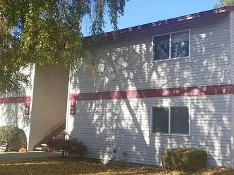 667 NE 4 E — Photo 1