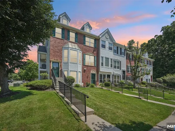 1309 Persimmon Ct #A, Mahwah, NJ 07430