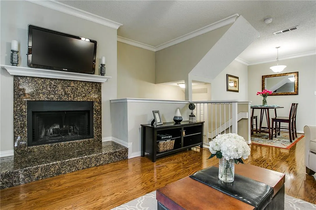 2 bed, 1411 sqft, $2,665 — Photo 2
