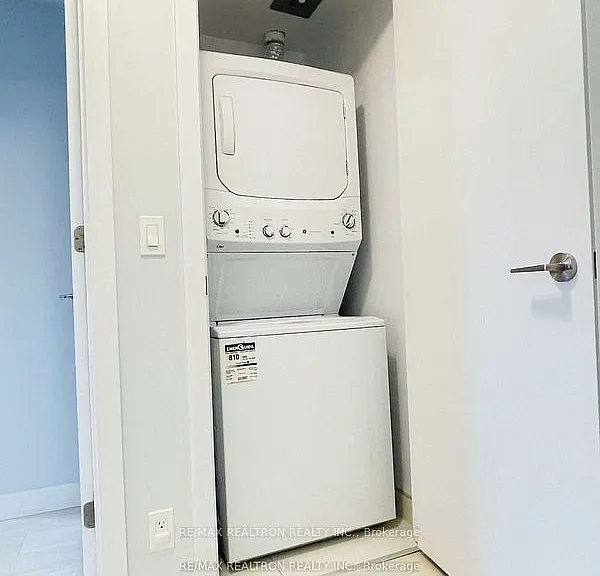 2221 Yonge St #1007 — Photo 8