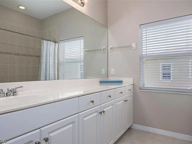 3240 Cottonwood Bnd #201 — Photo 22