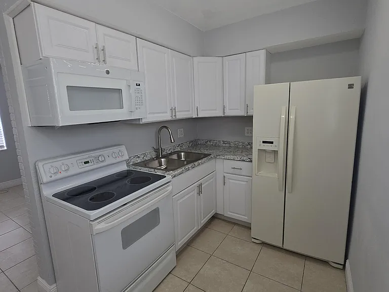 16951 NE 18th Ave #14 — Photo 2